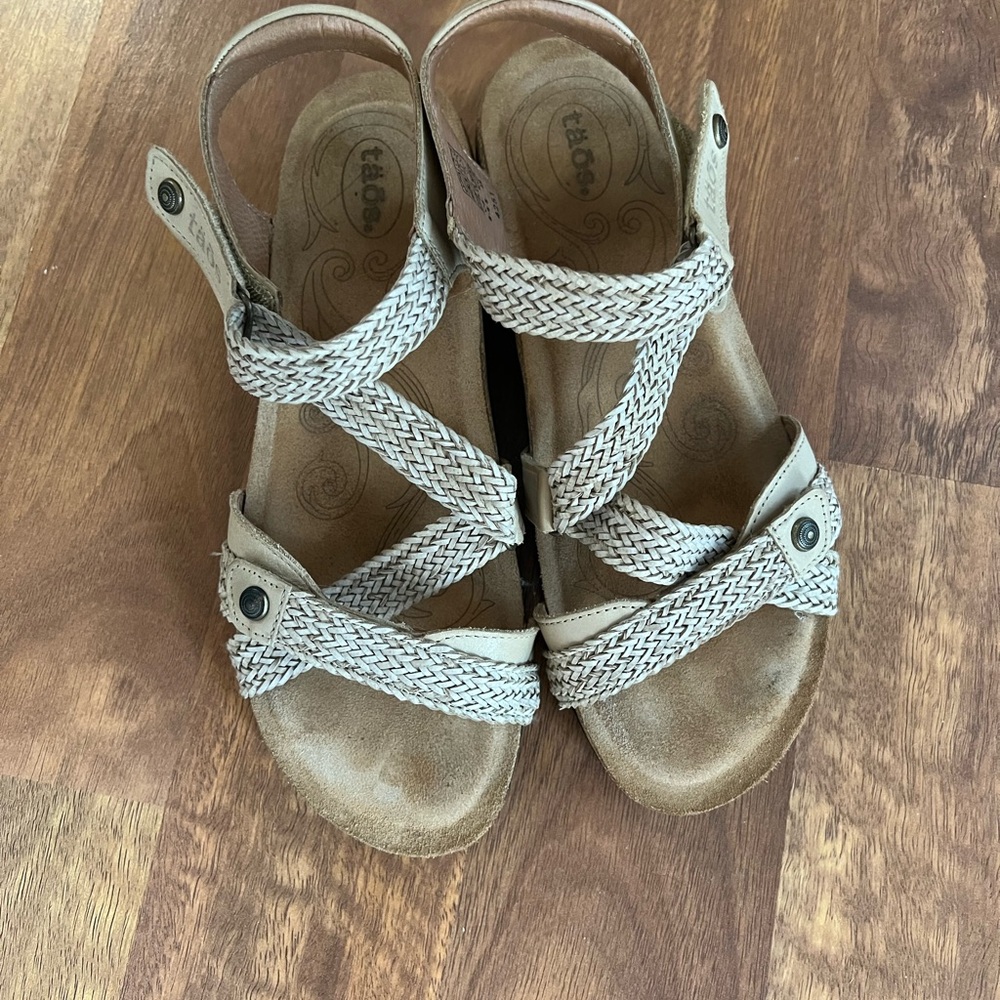 Comfortable sandal, lightly worn